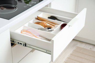 Mutfaktaki fırın için mutfak gereçleri.