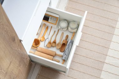 Mutfaktaki fırın için mutfak gereçleri.