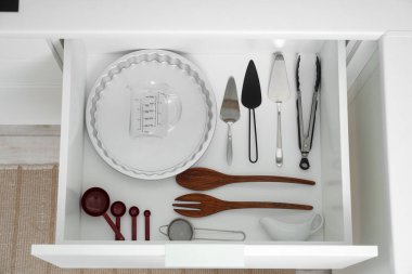 Mutfaktaki fırın için mutfak gereçleri.