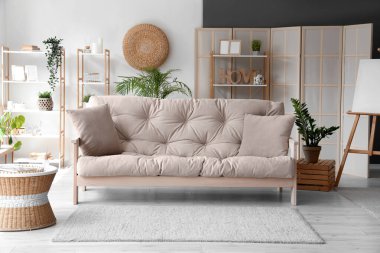 Gri kanepeli şık bir oturma odası.