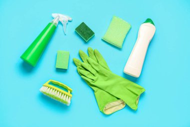 Mavi arka planda temizlik malzemeleri seti