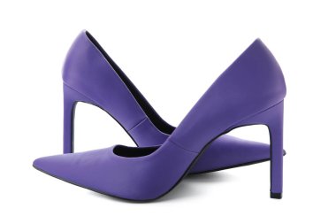 Beyaz arka planda şık mor topuklar