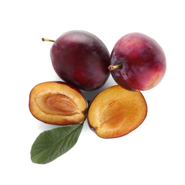 Taze erik ve beyaz arka planda yaprak