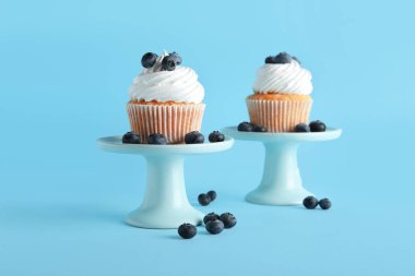 Mavi arka planda yaban mersinli lezzetli kekler.