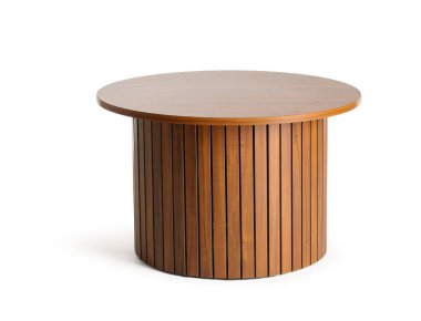 Beyaz arka plan üzerinde izole yuvarlak ahşap masa