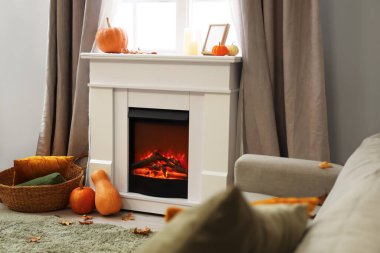 Balkabakları, penceresi ve şöminesi olan bir oturma odası.