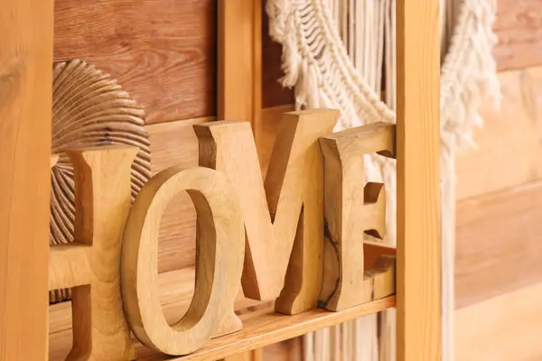 Dekoracyjne Słowo Home Półce Przy Drewnianej Ścianie — Zdjęcie stockowe