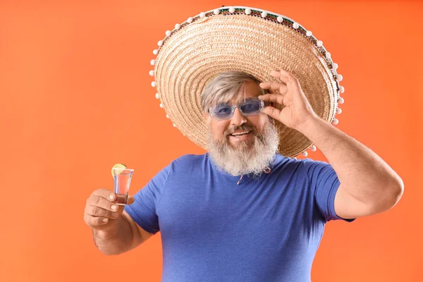 Retrato Hombre Mayor Sombrero Con Chupito Tequila Sobre Fondo Naranja —  Fotos de Stock