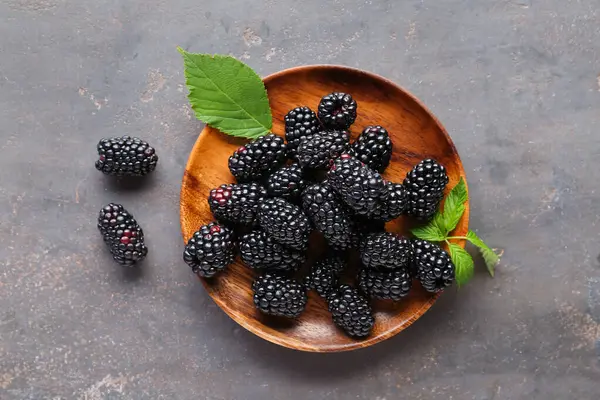 Wooden Plate Fresh Blackberries Grey Background — Stock Photo, Image