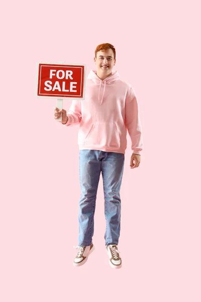 Jumping Man Dla Sprzedaż Znak Różowym Tle — Zdjęcie stockowe