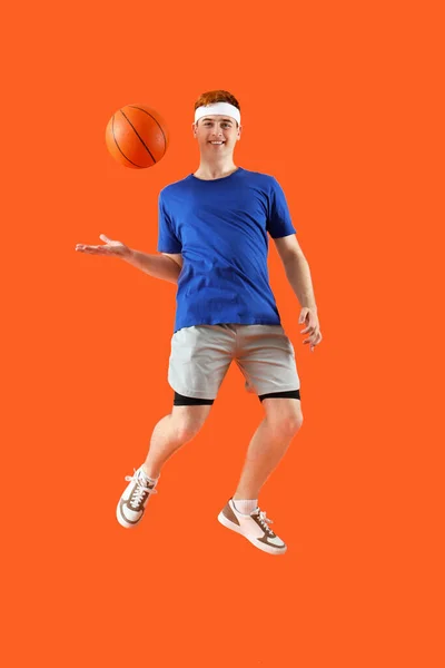 Saltar Jugador Baloncesto Masculino Sobre Fondo Naranja — Foto de Stock