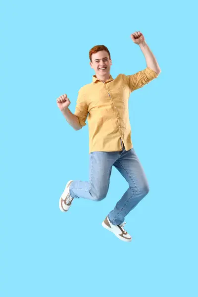 Happy Jumping Młody Człowiek Niebieskim Tle — Zdjęcie stockowe