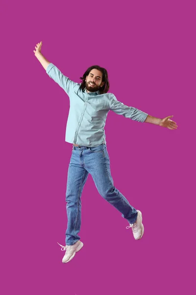 Прыгающий Бородатый Молодой Человек Фоне Пурпура — стоковое фото