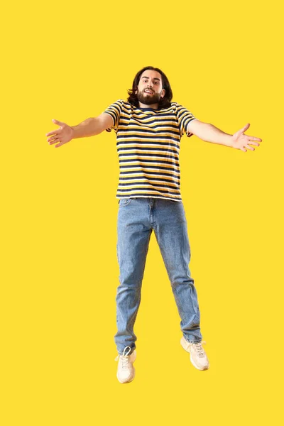 Sarı Arka Planda Zıplayan Sakallı Genç Adam — Stok fotoğraf