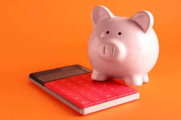 Piggy Bank Calculator Orange Background — Stock Photo, Image