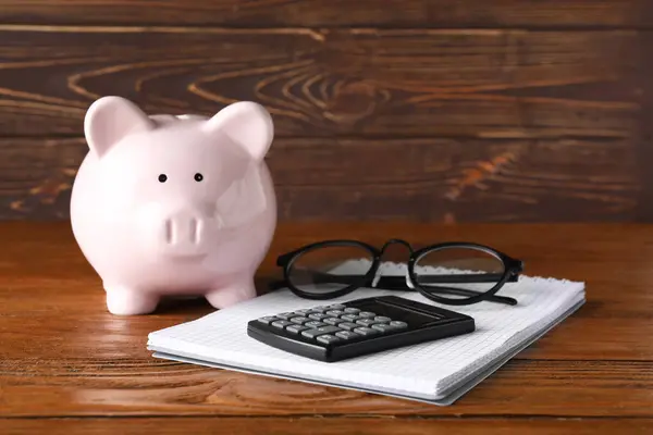 Piggy Bank Calculadora Cadernos Sobre Fundo Madeira — Fotografia de Stock