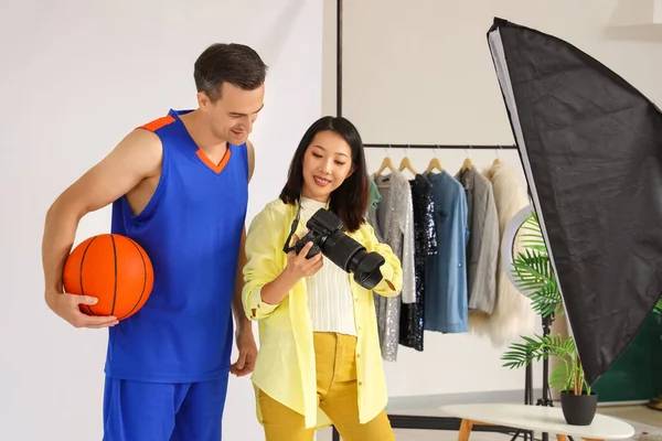 在工作室与篮球运动员一起工作的女摄影师 — 图库照片