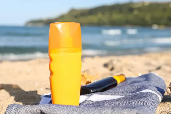 Flaschen Sonnencreme Mit Decke Auf Sand Strandnähe — Stockfoto