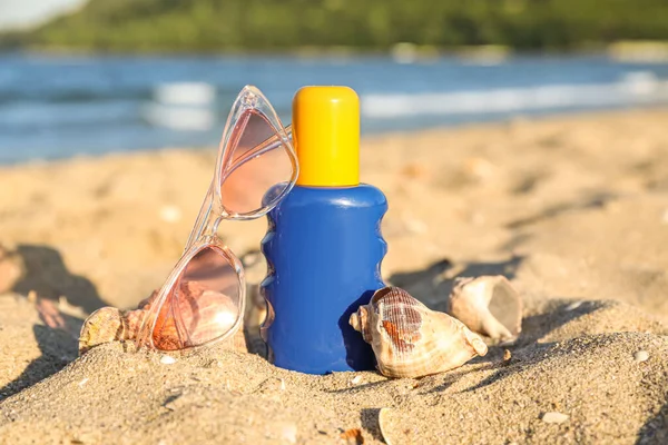 Eine Flasche Sonnencreme Mit Sonnenbrille Auf Sand Strandnähe — Stockfoto