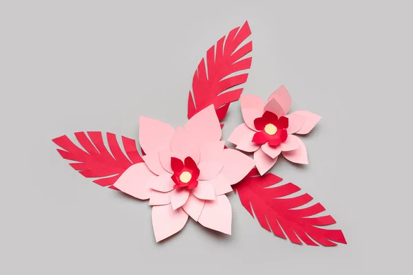 Rosa Origami Blüten Mit Blättern Auf Grauem Hintergrund — Stockfoto