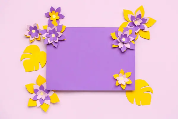 Leere Karte Mit Bunten Origami Blumen Und Blättern Auf Violettem — Stockfoto