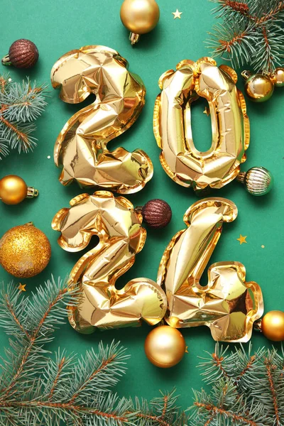 Figure 2024 Made Balloons Fir Branches Christmas Balls Green Background — Stock Photo, Image