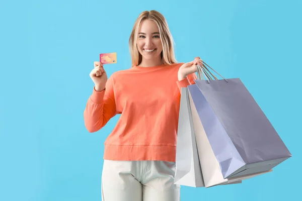 Jonge Vrouw Met Creditcard Boodschappentassen Blauwe Achtergrond — Stockfoto