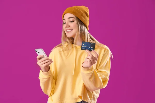 Jovem Com Cartão Crédito Telefone Celular Fundo Roxo — Fotografia de Stock