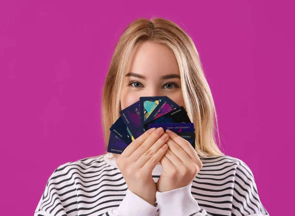 Young Woman Credit Cards Purple Background Closeup — Stock Photo, Image