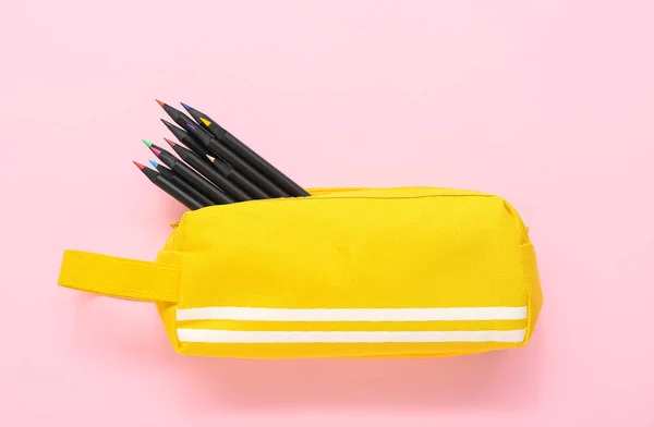 ピンクの背景に多くのカラフルな鉛筆が付いているケース — ストック写真