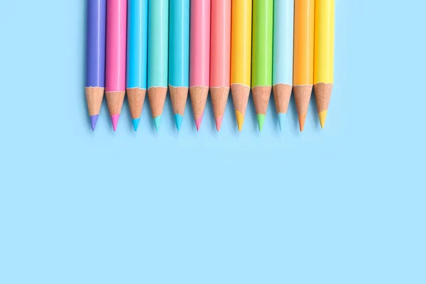 Muitos Lápis Coloridos Fundo Azul — Fotografia de Stock