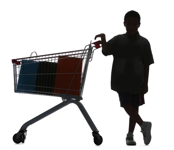Silhouette Eines Kleinen Jungen Mit Einkaufswagen Auf Weißem Hintergrund — Stockfoto