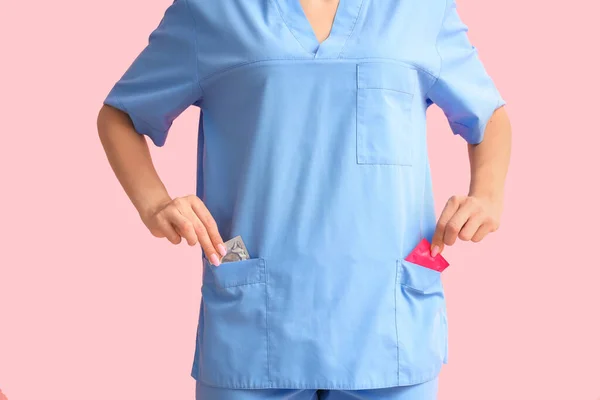 Ginecóloga Femenina Con Preservativos Bolsillos Sobre Fondo Rosa Primer Plano — Foto de Stock