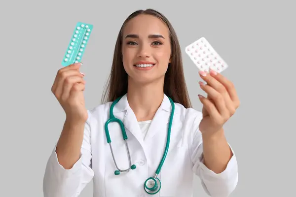 Női Nőgyógyász Fogamzásgátló Tablettákkal Könnyű Háttérrel — Stock Fotó