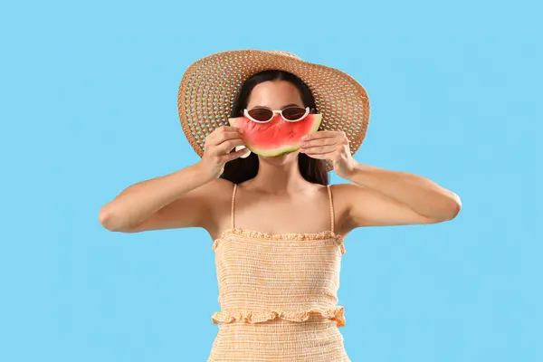 Schöne Junge Frau Mit Sonnenbrille Und Scheibe Frischer Wassermelone Auf — Stockfoto