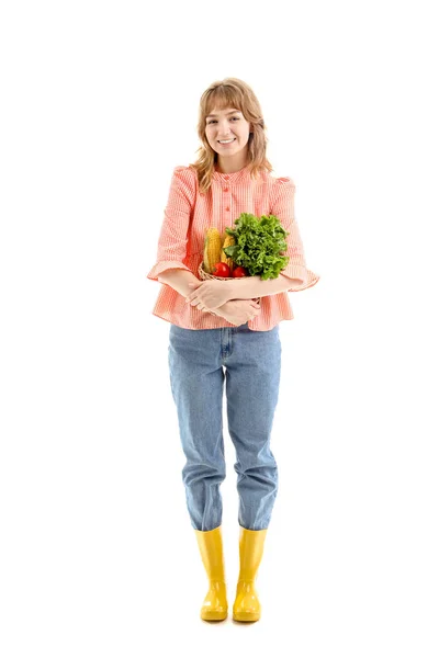 Feliz Joven Agricultora Con Canasta Mimbre Llena Diferentes Verduras Maduras —  Fotos de Stock