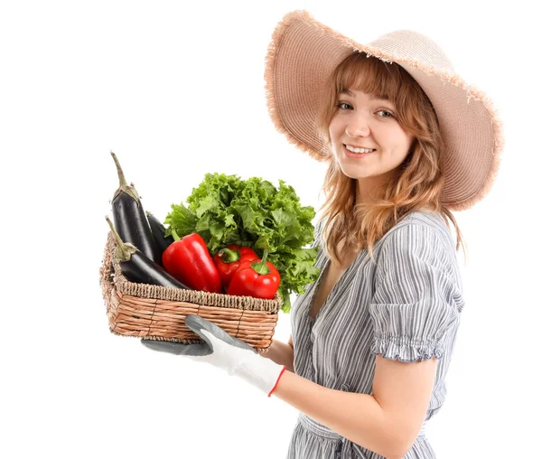 Glückliche Junge Bäuerin Mit Weidenkorb Voll Mit Verschiedenen Reifen Gemüse — Stockfoto