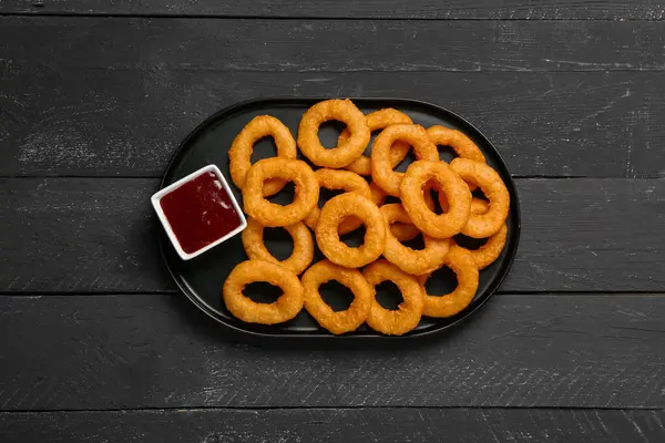 Assiette Avec Rondelles Oignon Panées Frites Ketchup Sur Fond Bois — Photo