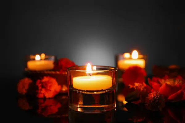 Brandende Kaarsen Met Prachtige Bloemen Voor Viering Van Divaly Donkere — Stockfoto