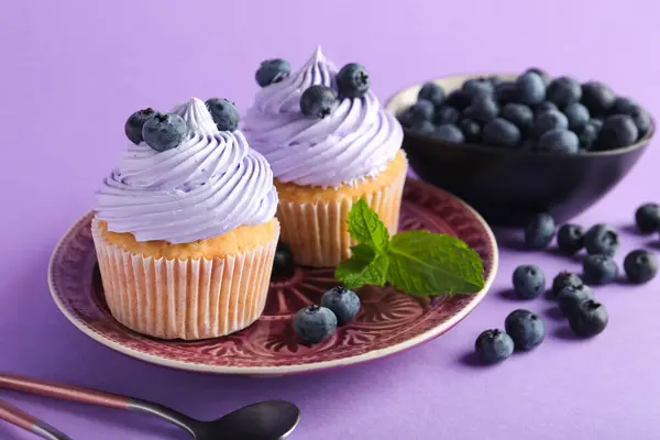 Πιάτο Νόστιμο Cupcakes Βατόμουρα Λιλά Φόντο — Φωτογραφία Αρχείου