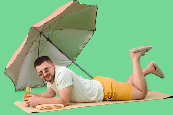Stilig Ung Man Med Paraply Och Glas God Cocktail Ligger — Stockfoto