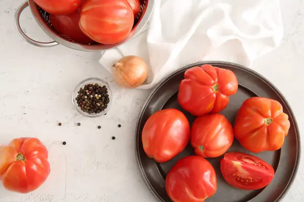 Plate Fresh Ripe Tomatoes Onion Peppercorn White Background — Stock Photo, Image