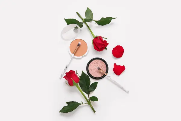 Zusammensetzung Mit Make Produkten Und Schönen Roten Rosenblüten Auf Weißem — Stockfoto