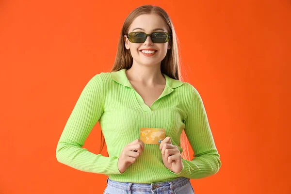 Junge Frau Mit Kreditkarte Auf Farbigem Hintergrund — Stockfoto