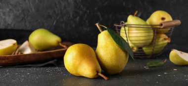 Siyah zemin üzerinde olgun armutlar