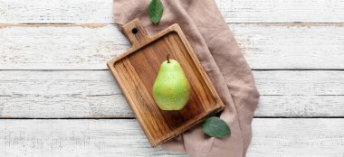 Beyaz ahşap zemin üzerinde olgun armut olan tahta, üst görünüm