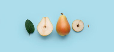 Açık mavi zemin üzerinde olgun armutlar, üst görünüm