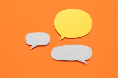 Turuncu arkaplanda boş kağıt konuşma baloncukları