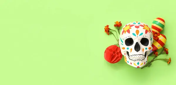 メキシコの死者の日 ディア ムエルト テキストのためのスペースを持つ緑の背景の花とマラカ — ストック写真