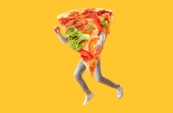 黄色の背景に人間の手と足を持つおいしいピザのスライスをジャンプ — ストック写真
